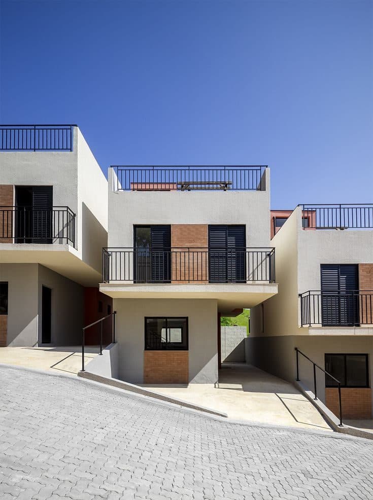Fachada de condomínio residencial com varandas e esquadrias metálicas