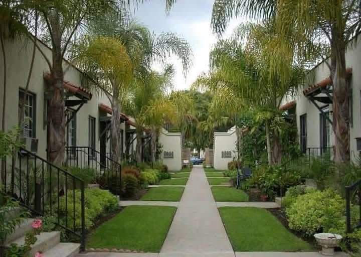 Circulação entre unidades de condomínio residencial com paisagismo