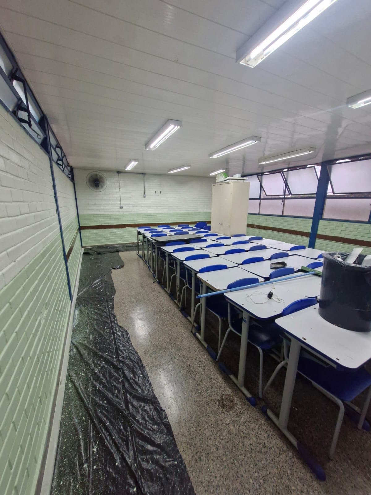 Sala de aula com pintura e piso em manutenção