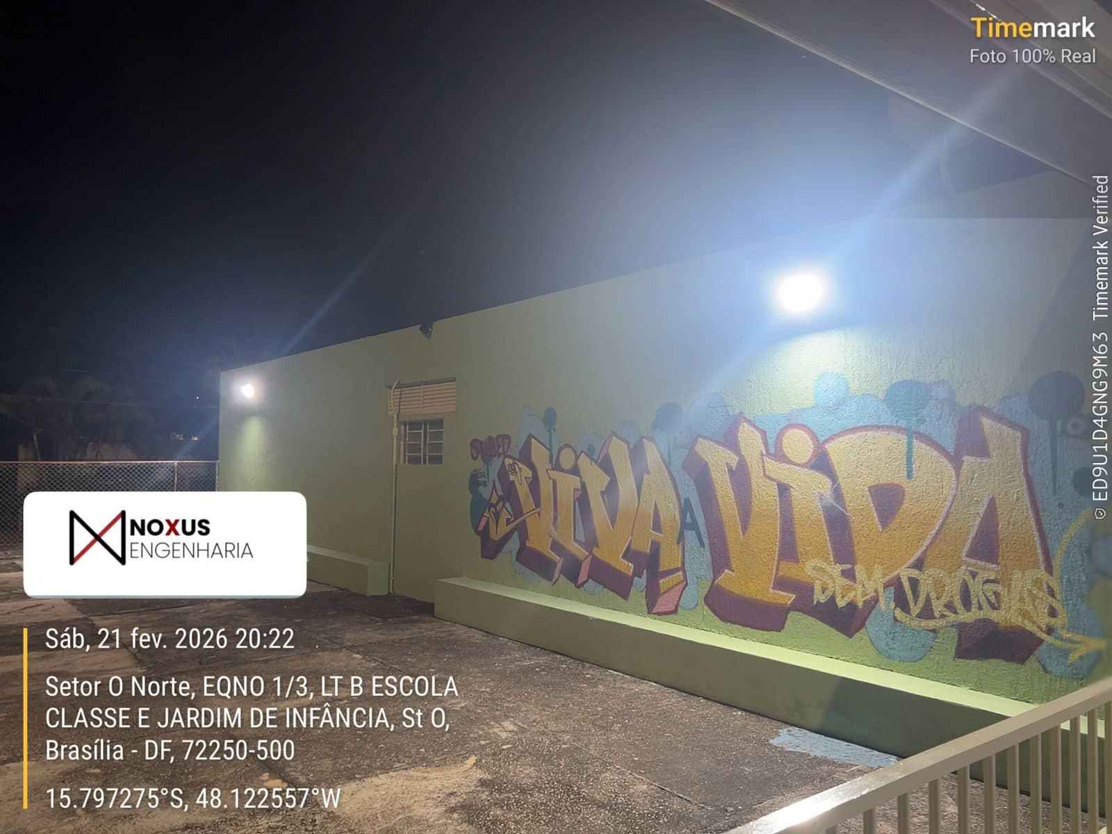 Fachada externa pintada de unidade de ensino