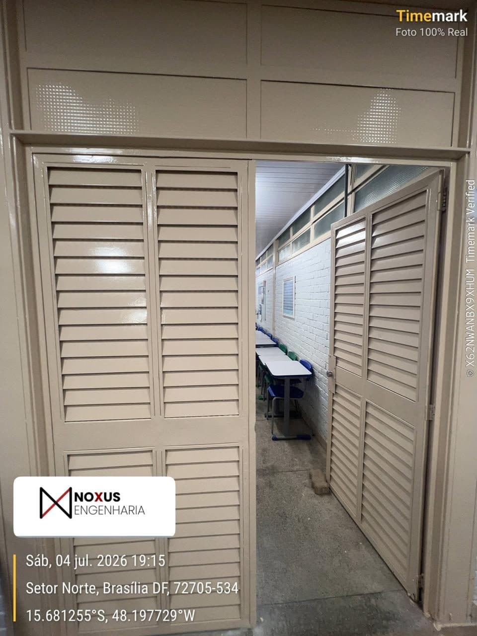 Porta e esquadrias reformadas de sala de aula