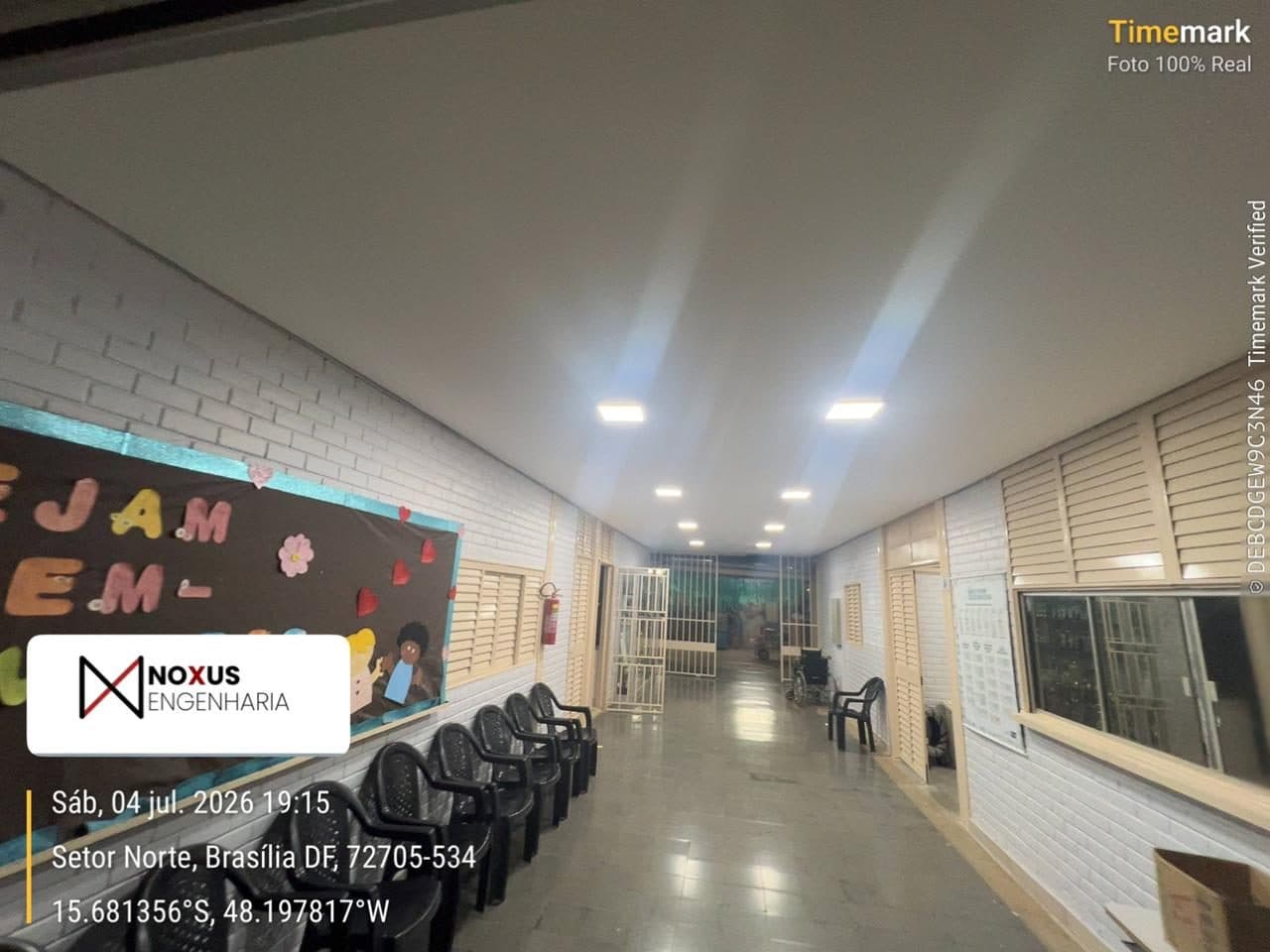 Corredor interno pintado de unidade de ensino