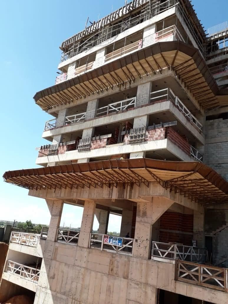 Estrutura em concreto armado de edificação pública em construção