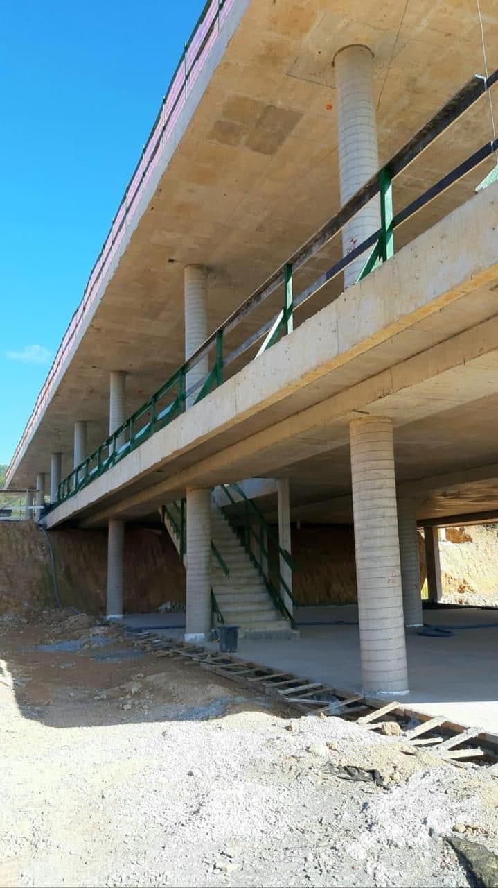 Estrutura inferior de viaduto em construção, com pilares em concreto