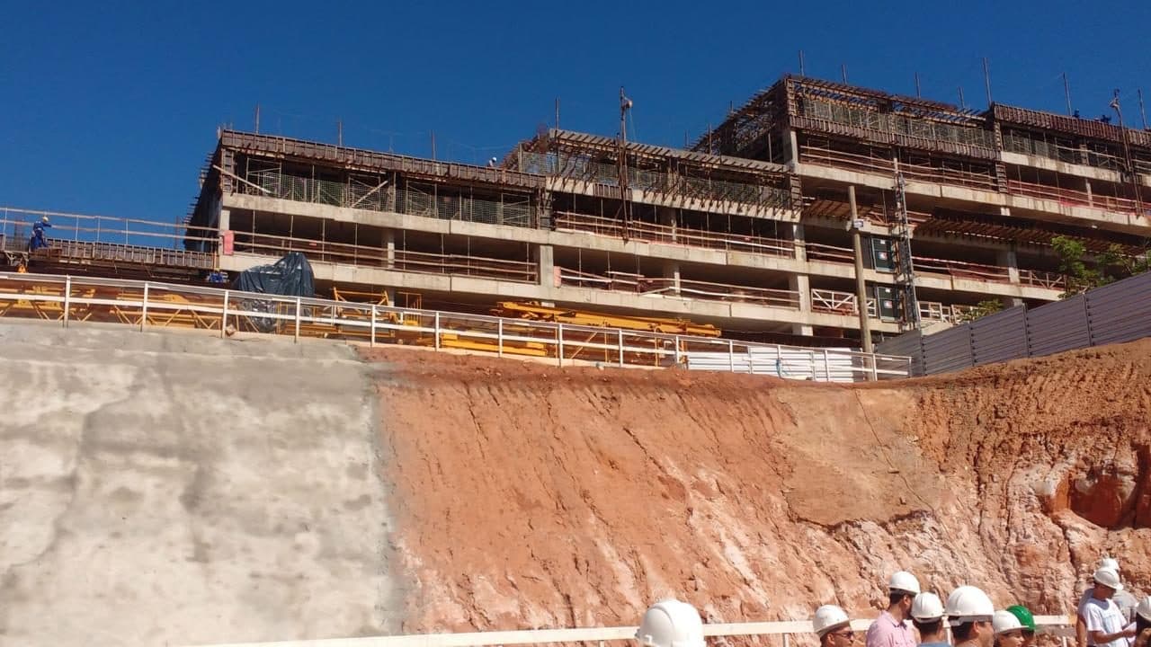 Estrutura de concreto armado de edificação pública em fase de fundação