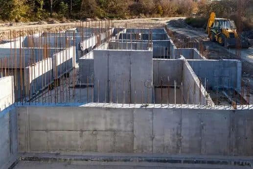 Fundações em concreto armado de obra pública
